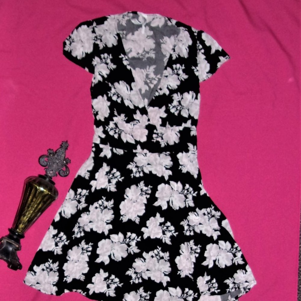 womens size small black white  flower floral sun dress flirty cute sexy